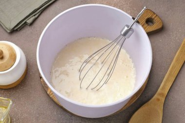 Yarım porsiyon kefir ve soda ekle. 5 dakikalığına karıştır ve git..