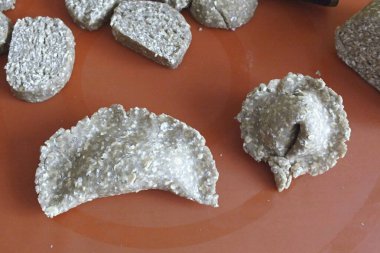 Çöreklere bir çorba kaşığı kıyma koy. Hamur köftesi yapın. Kalan parayla da aynı şeyi yap..