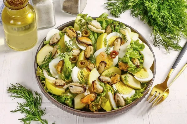 Servire Insalata Tavola Subito Dopo Sua Preparazione Deliziosa Insalata Pesce — Foto Stock