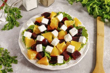 Peyniri en son kes ve diğer malzemelere de ekle, çünkü çok yumuşak. Önce serersen, pancar dilimleri daha sonra serildiğinde hemen boyayacaktır..