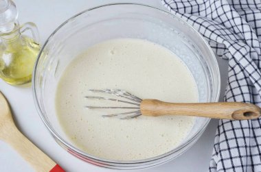 Hamura birkaç çorba kaşığı sebze yağı ekle, karıştır..