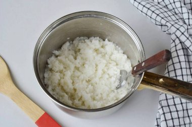 Pirinci soğuk suda çalkala. Tuzlu bir bardak su kaynatın ve pilavı bir tencereye koyun. Tamamen pişene kadar 20 dakika kaynat..