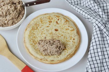 Pankekin üzerine iki çorba kaşığı koy..