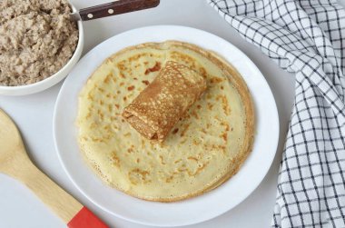 Bir zarfla gel. Kalan krep ve malzemelerle tekrar et..