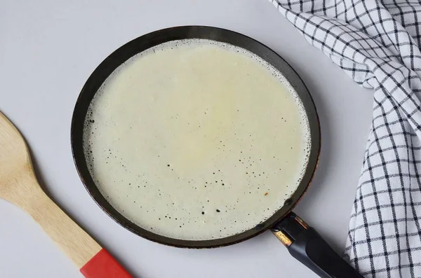 在热的不粘锅里煎煎饼 倒入一勺面团 煎至面团的边缘呈褐色 — 图库照片