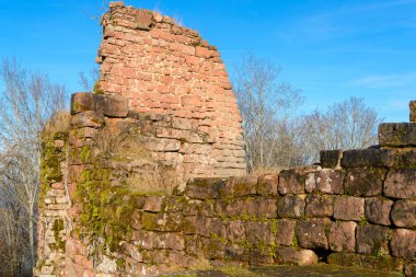 Alsace Fransa 'daki Haut-Barr şatosunun kalıntıları. Kalenin tahkimatı pembe Vosges kumtaşından kalın duvarlara sahiptir..
