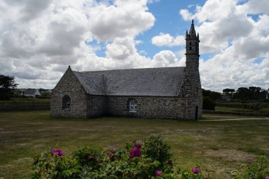 The chapel of Saint Michel is located near the eponymous village in Brittany. This beautiful monument built in granite is located at the seaside in the department of the Ctes d'Armor.