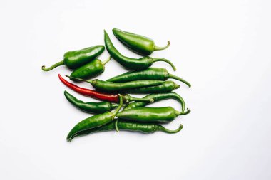 Beyaz arkaplanda yeşil ve kırmızı biberlerin üst görünümü 