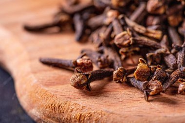 Ahşap arka planda karanfil yakın plan