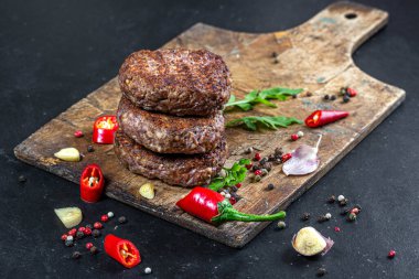 Baharatlı taze et pirzolası, acı biber ve sarımsak.