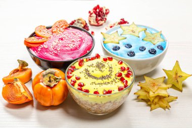 Taze meyve, böğürtlen ve tohumlu kahvaltı.