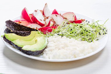 Sebzeli beyaz pirinç ve mikro yeşil soğan.