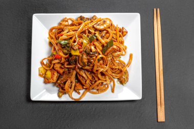 Tavuklu, mantarlı ve sebzeli pirinç eriştesi. 