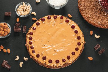 Ev yapımı çikolatalı pasta yapma süreci alkollü.