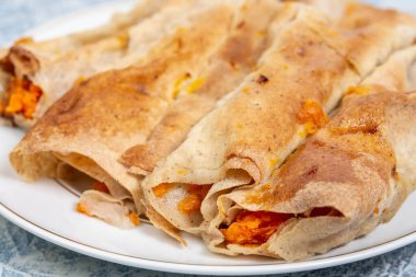 Balkabağı keki tabakta yuvarlandı.