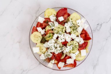 Domates Peynirli Salatalık ve Soğanlı Geleneksel Balkan Salatası