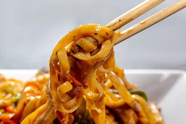用辣椒酱和筷子把中式面条包起来 — 图库照片