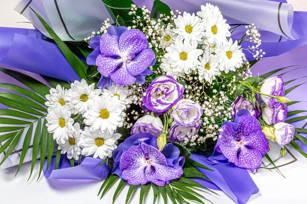 Prachtig Boeket Bloemen Met Paarse Orchideeën Witte Chrys — Stockfoto