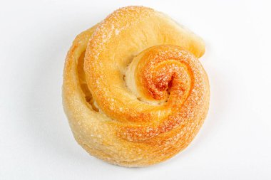 Beyaz arka planda şekerli çörek