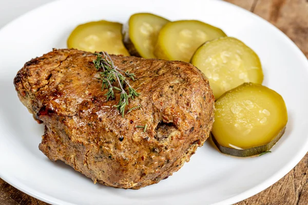 Dilimlenmiş turşulu fırınlanmış et yakın plan.