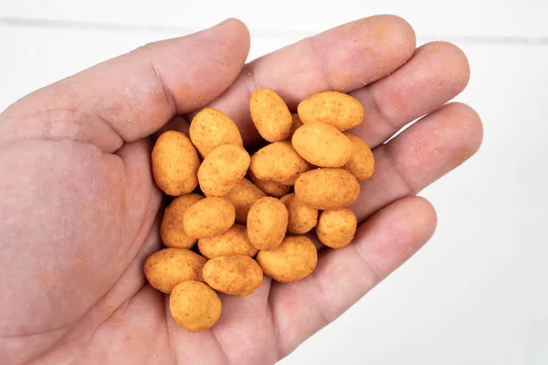 Amendoins Picantes Mão Acima Mesa Madeira Branca — Fotografia de Stock