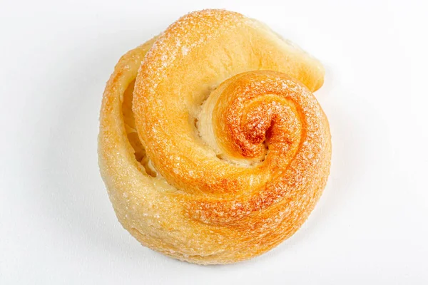 Beyaz arka planda şekerli çörek