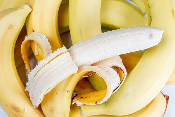 Μπανάνες Φόντο Φλούδα Και Αποφλοιωμένες — Φωτογραφία Αρχείου