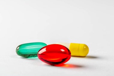 Üç tedavi kapsülü