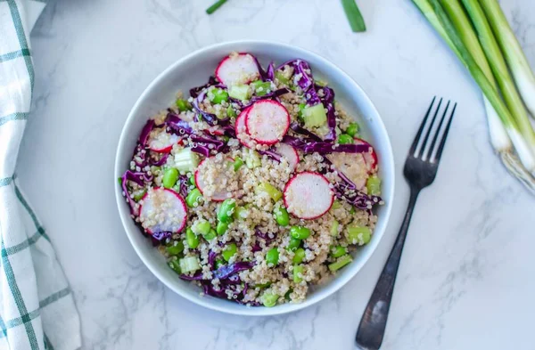 Quinoa Asiatica Con Ravanello Emadame — Foto Stock