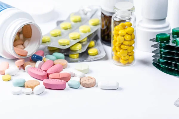 Színes Tabletták Kapszulák Buborékcsomagolásban Fehér Alapon Elszórva — Stock Fotó
