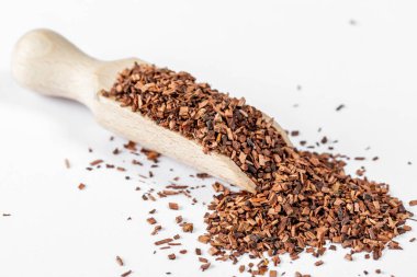 Ağaç kabuğundan kurutulmuş çay.