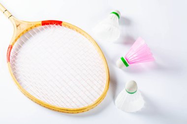 Üst görünüm badminton raketi ve mekik horozları.