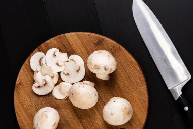 Tahtadaki mantarlar bıçaklı.