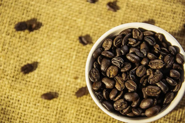 コーヒーの穀物を持つ白いカップ — ストック写真
