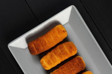 Kare tabakta kızarmış tavuk çubukları