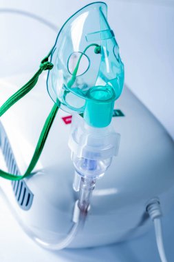 Masasında maske olan kompresör nebulizörü