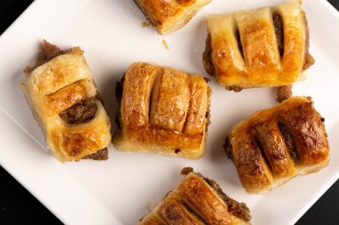 Ceviz kremalı hamur işlerinin üzerinde yatıyordu.