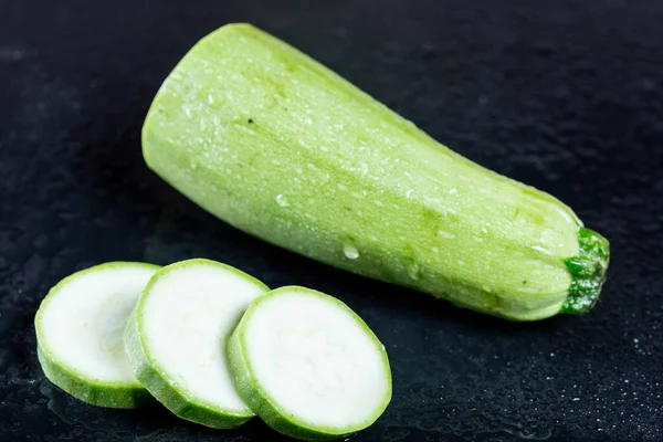 Zucchini 黑色背景上有切片 — 图库照片