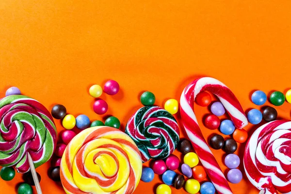 Coloridas Piruletas Caramelos Sobre Fondo Naranja —  Fotos de Stock