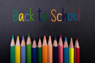 Tahtadaki renkli kalemler ve Okula Dönüş metni