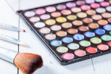 Uygulama için fırçalı kozmetik göz farı paleti