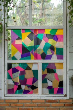 Asılı Renkli Camlı Ahşap Pencere
