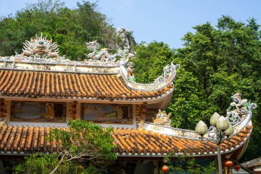 Tam Thai Pagode mit vielen buddhistischen Verzierungen und Bilde
