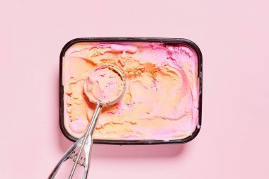 Konteynırdan çıkarılmış tatlı dondurma