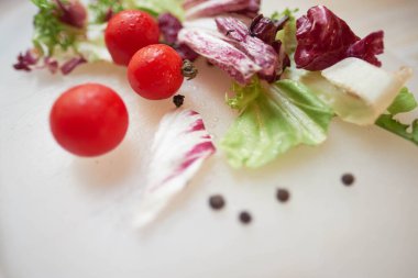 Kiraz domatesleri ve taze salata yakından.