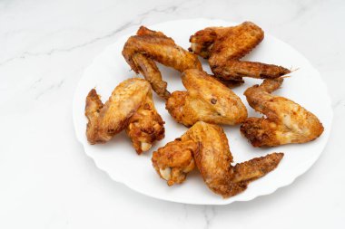 Tabakta ızgara tavuk kanadı var.