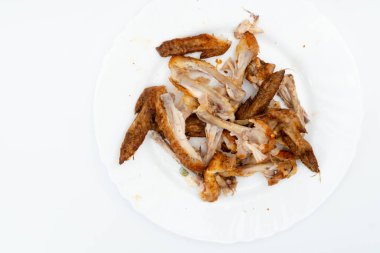 Tabakta ızgara tavuk kanadı var.