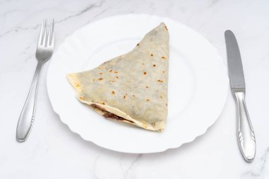 Tabakta çikolatalı krep.