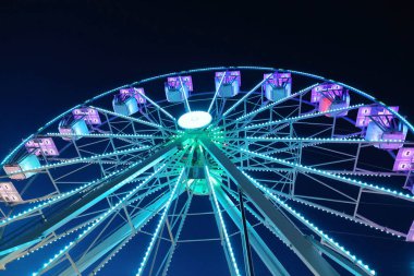 Mavi Ferris whell, gece manzaralı.