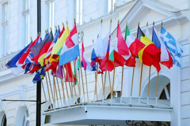 Belçika, Yunanistan, ABD, İngiltere 'de de dahil olmak üzere birçok bina bayraklandı.